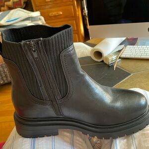 Sleek Black Ankle Boots with Side Zipper